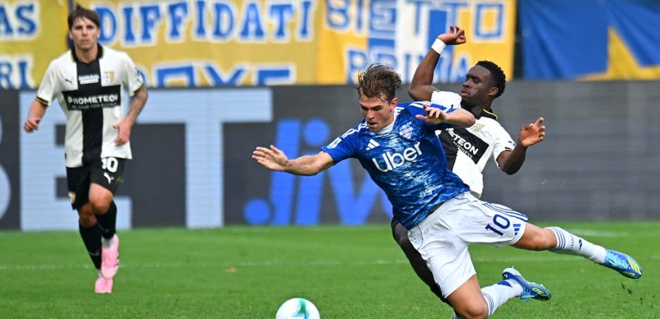Joueur de Como en chute lors du match