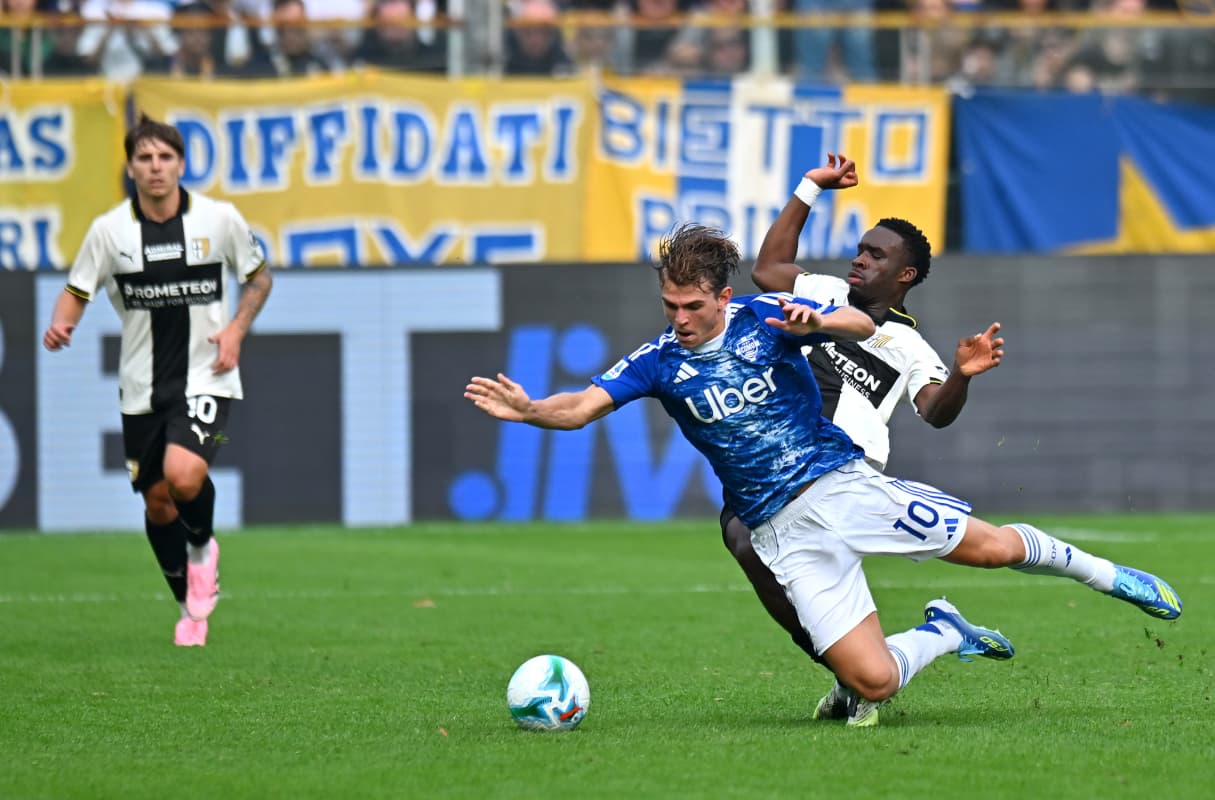 Joueur de Como en chute lors du match