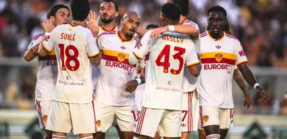 Joueurs de l'AS Roma célèbrent un but