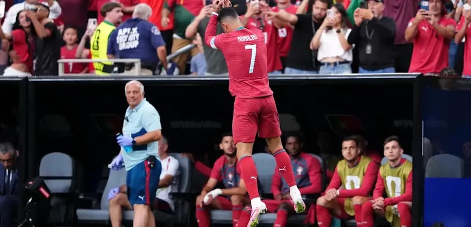 Joueur célébrant devant des supporters enthousiastes