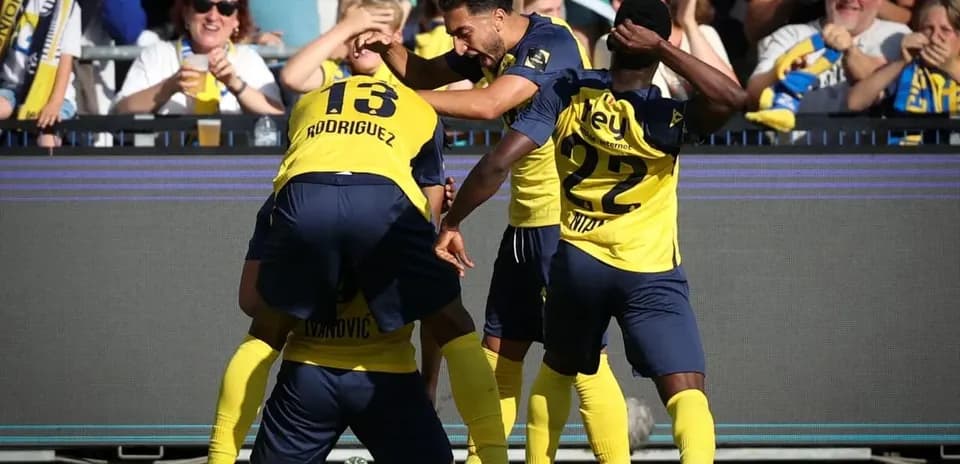 Joueurs célébrant un but ensemble sur le terrain