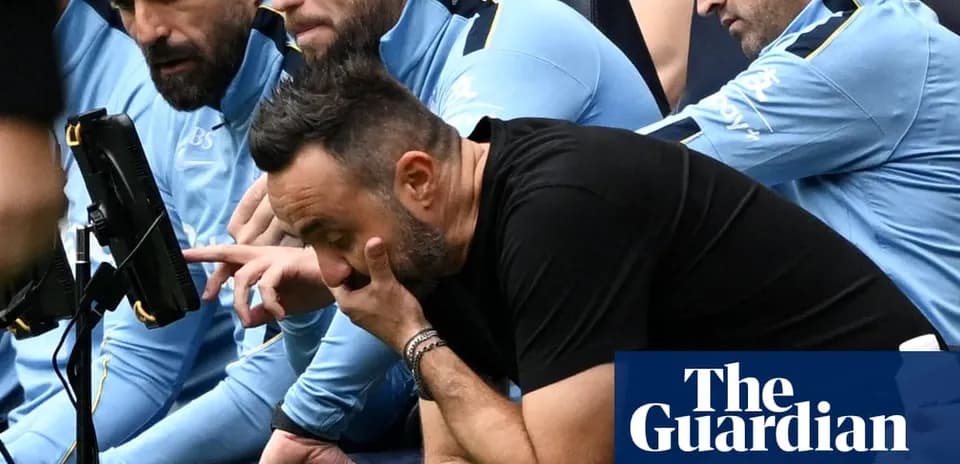 Entraîneur préoccupé sur le banc pendant un match