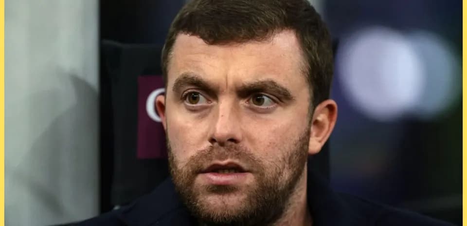 Homme sérieux en train de regarder un match