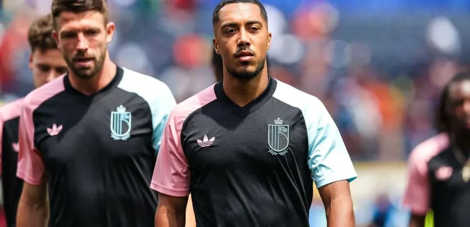Joueurs marchant sur le terrain avant le match