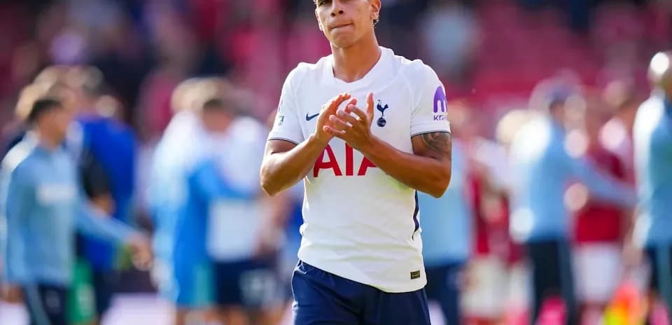 Joueur applaudissant après le match avec Tottenham