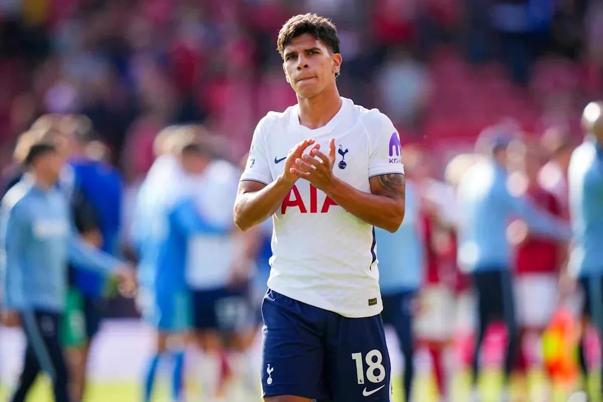 Joueur applaudissant après le match avec Tottenham