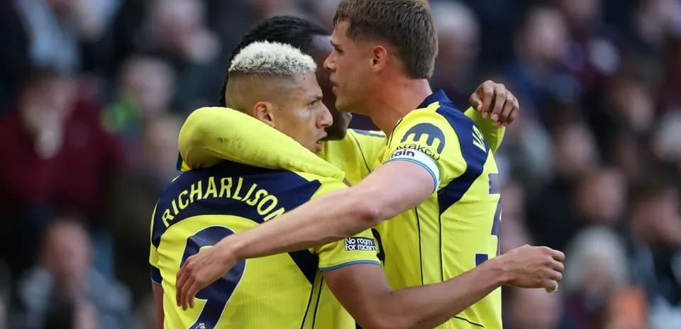 Joueurs de Tottenham célébrant un but