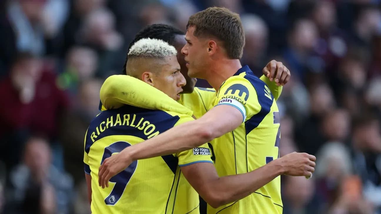 Joueurs de Tottenham célébrant un but