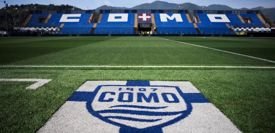 Logo de Como sur le terrain de football