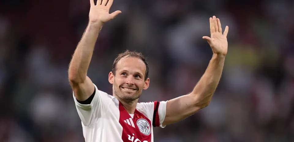 Joueur d'Ajax saluant les supporters après le match