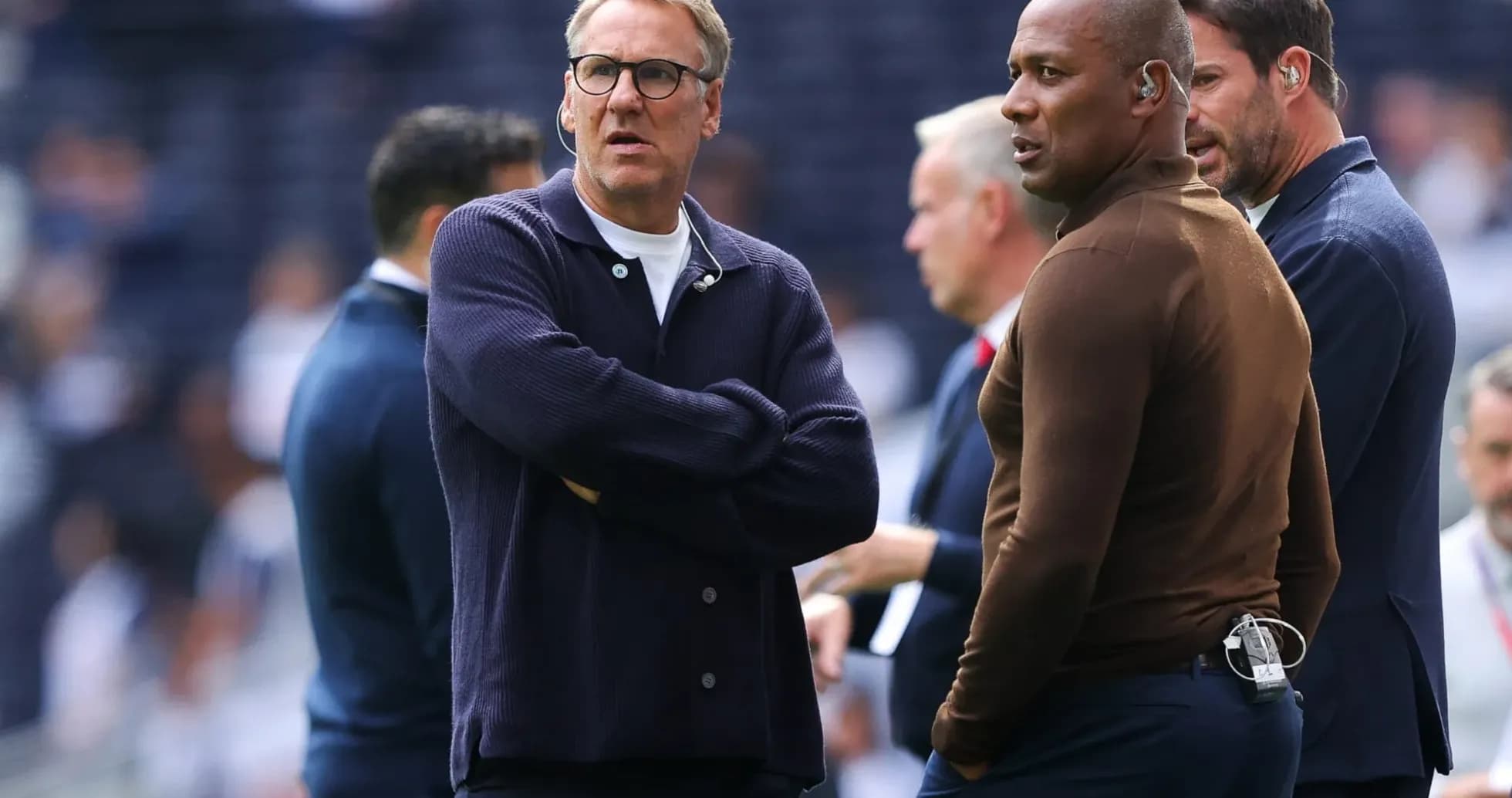 Deux hommes discutant sur le terrain avant le match