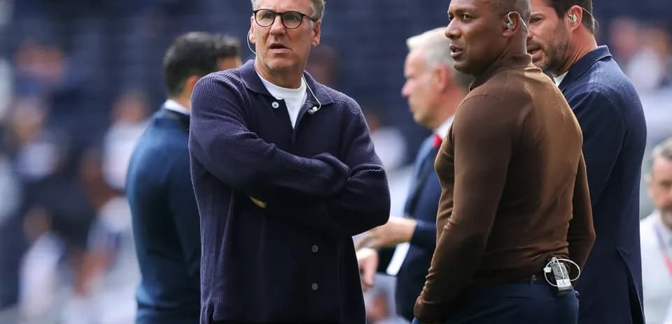 Deux hommes discutant sur le terrain avant le match