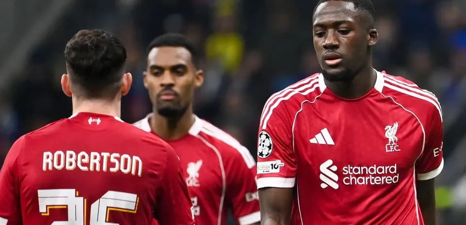 Trois joueurs de Liverpool en discussion sur le terrain