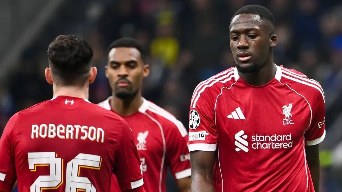 Trois joueurs de Liverpool en discussion sur le terrain