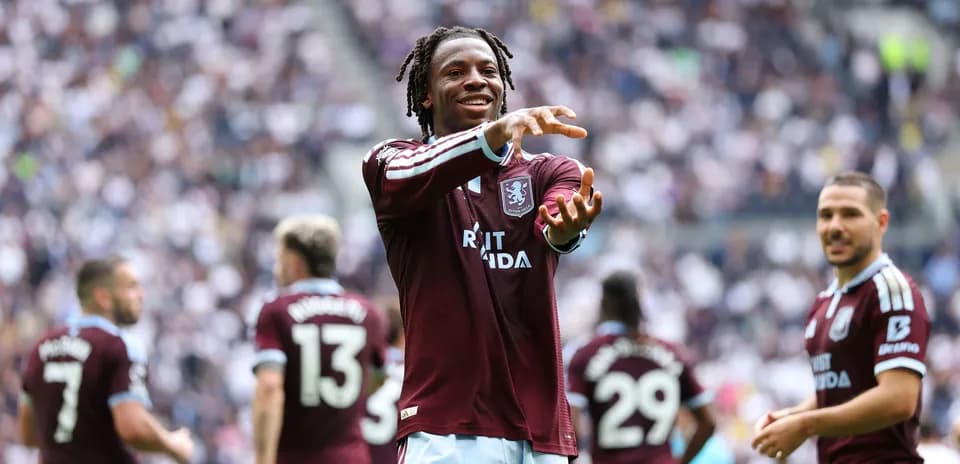 Joueur d'Aston Villa célébrant avec coéquipiers en arrière-plan