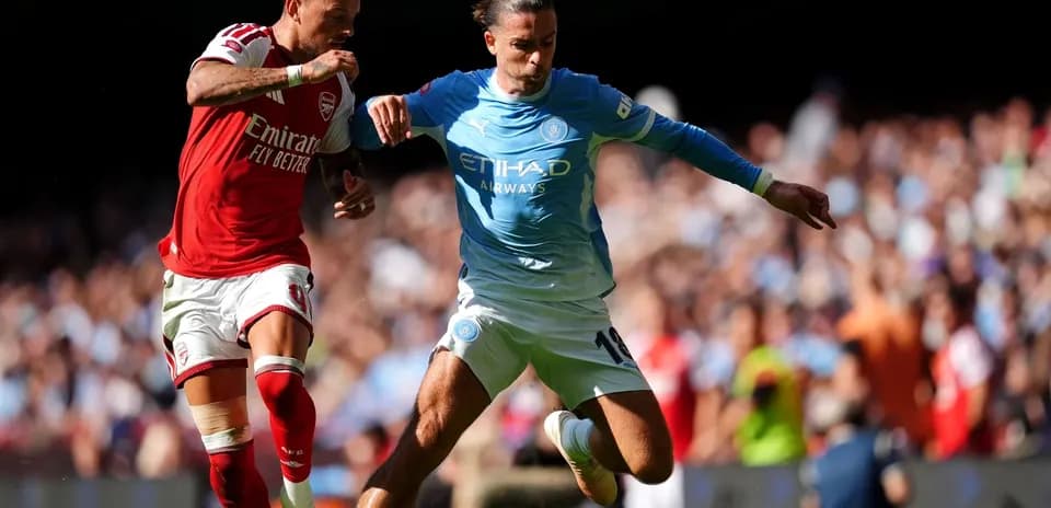 Joueurs d'Arsenal et Manchester City en action
