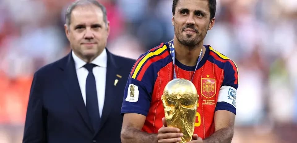 Joueur espagnol tenant la Coupe du Monde sur le podium