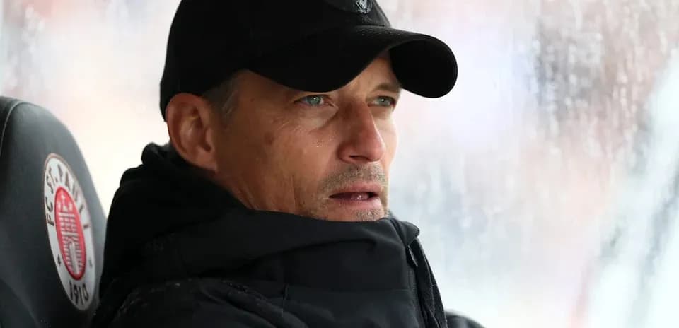 Entraîneur sur le banc pendant un match pluvieux