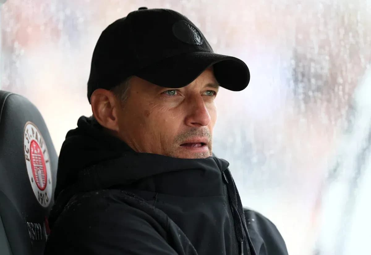 Entraîneur sur le banc pendant un match pluvieux