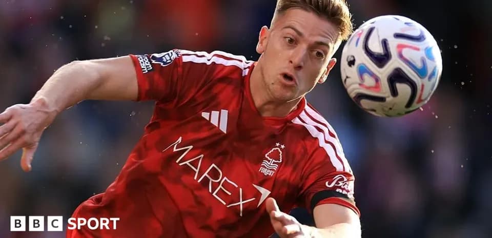 Joueur de Nottingham Forest contrôlant le ballon en match
