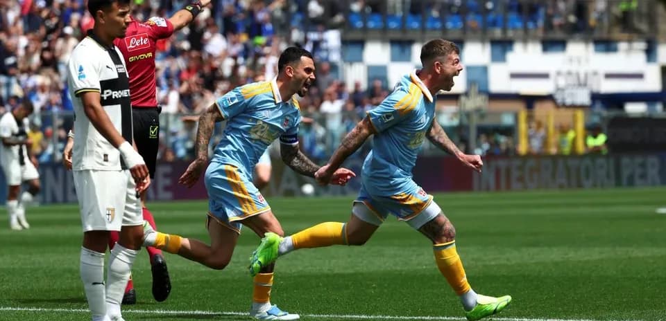 Joueurs célébrant un but lors du match
