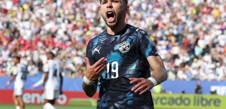 Joueur célébrant un but devant des supporters