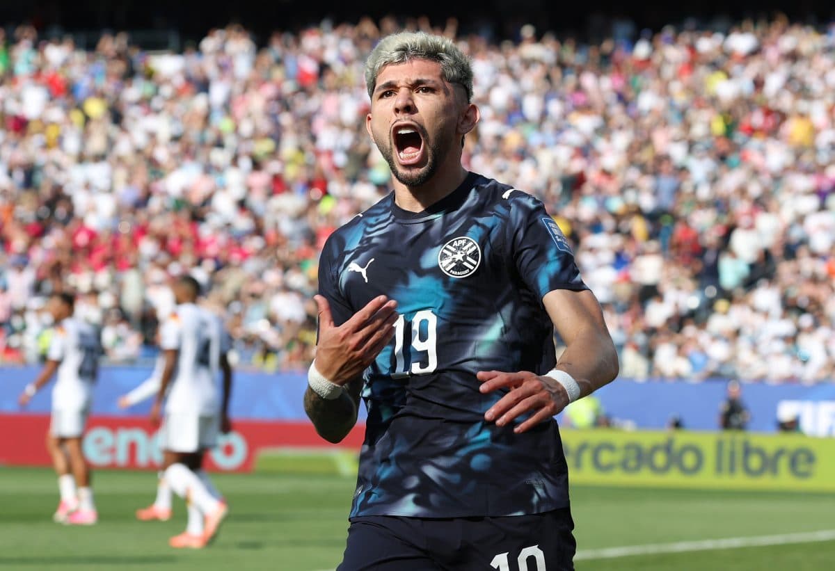 Joueur célébrant un but devant des supporters