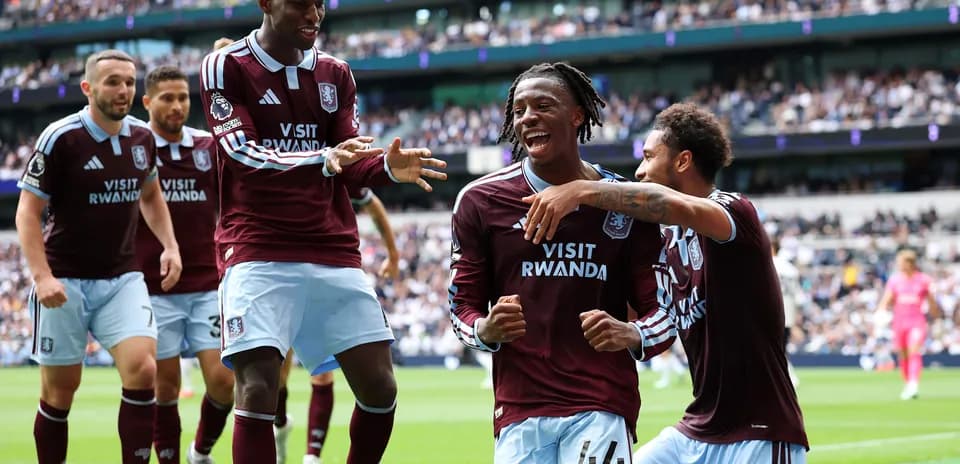 Joueurs d'Aston Villa célébrant un but