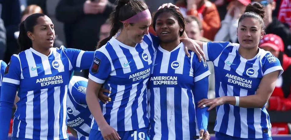 Joueuses de Brighton célébrant un but