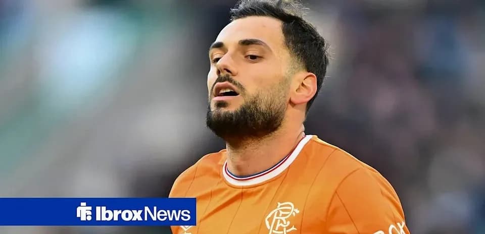 Joueur en maillot orange de Rangers sur le terrain