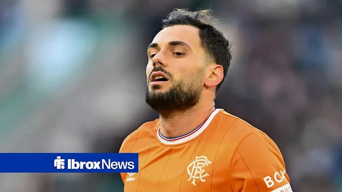Joueur en maillot orange de Rangers sur le terrain