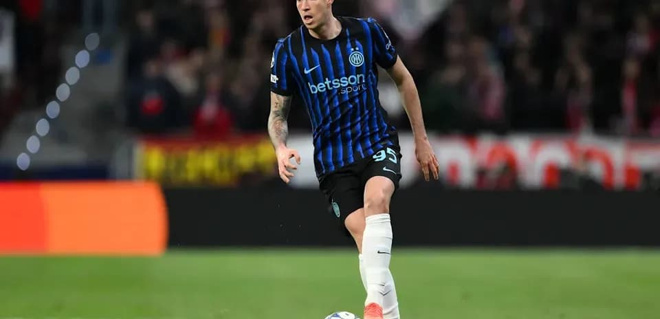 Joueur d'Inter Milan dribblant le ballon sur le terrain