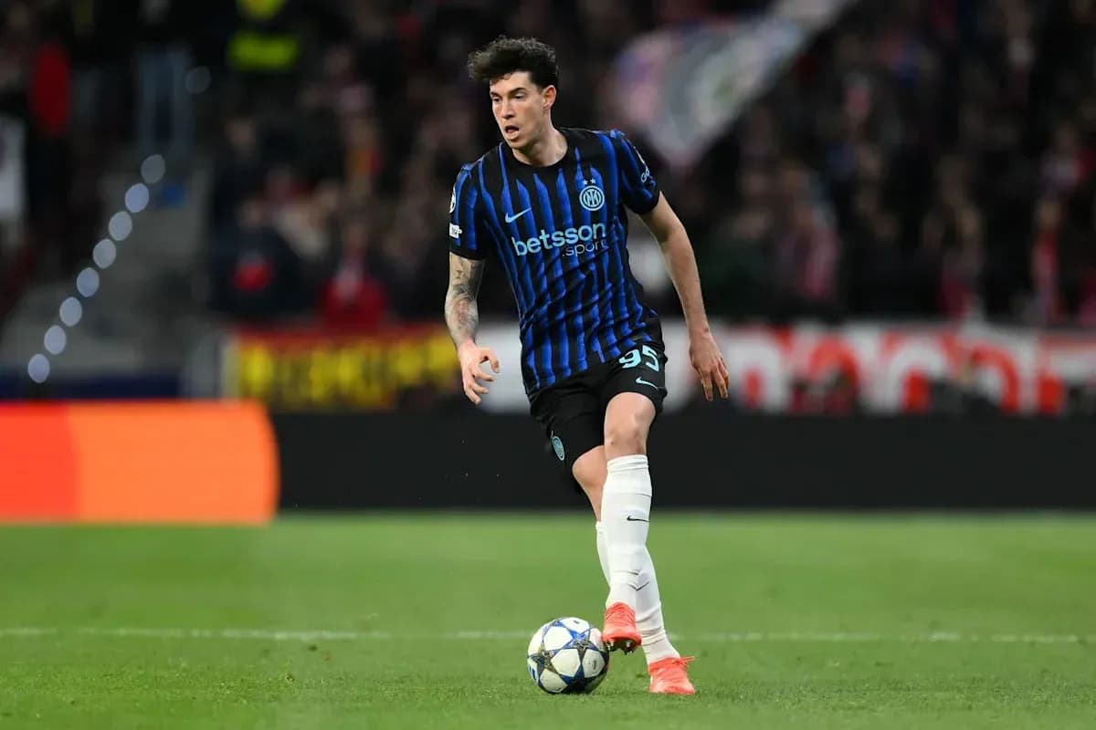 Joueur d'Inter Milan dribblant le ballon sur le terrain