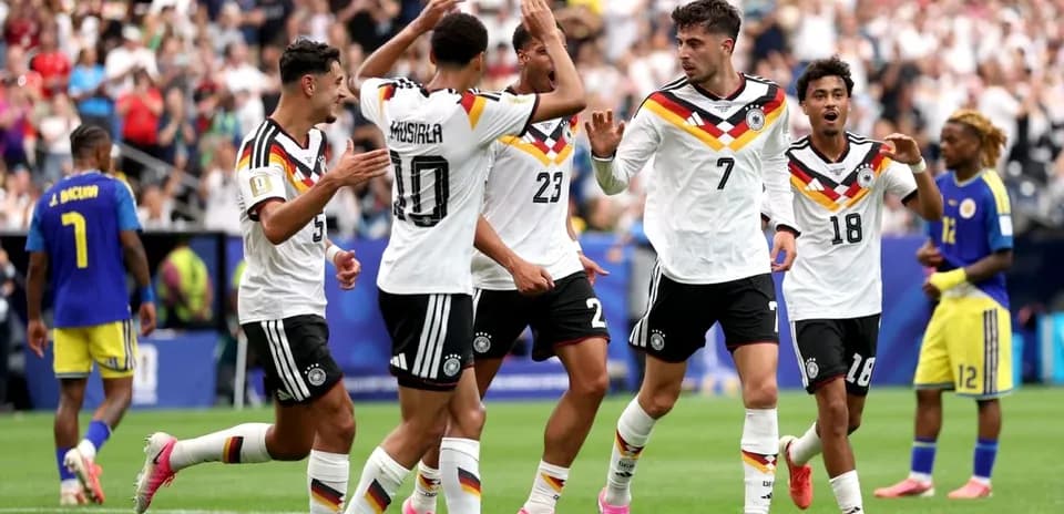 Joueurs allemands célébrant un but