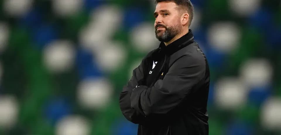Entraîneur observant le match depuis la touche