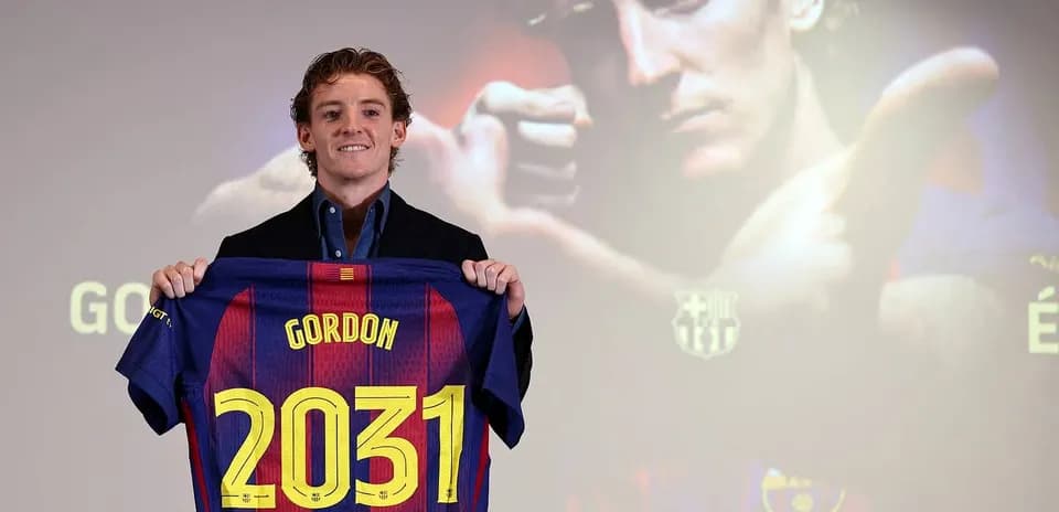 Joueur présentant le maillot du FC Barcelone 2031
