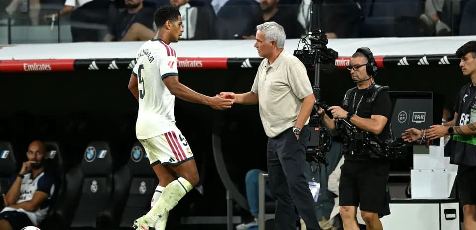 Joueur saluant l'entraîneur lors d'un remplacement
