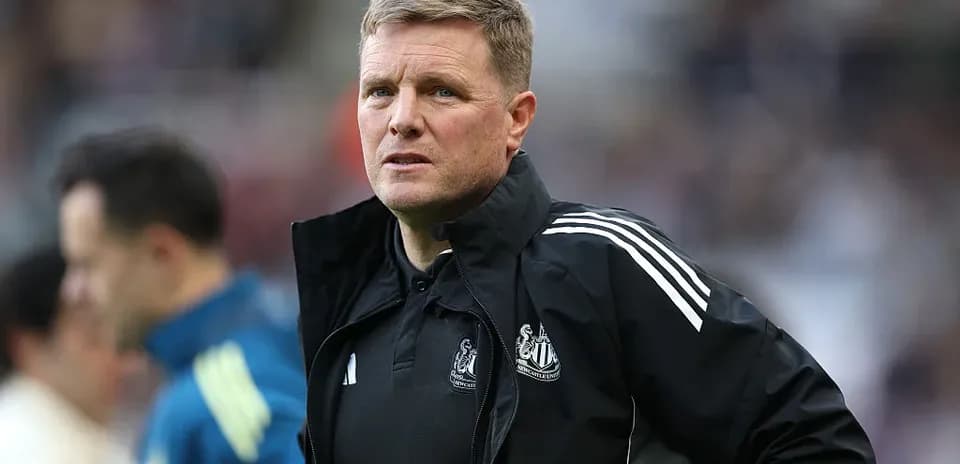 Entraîneur de Newcastle sur le banc pendant le match