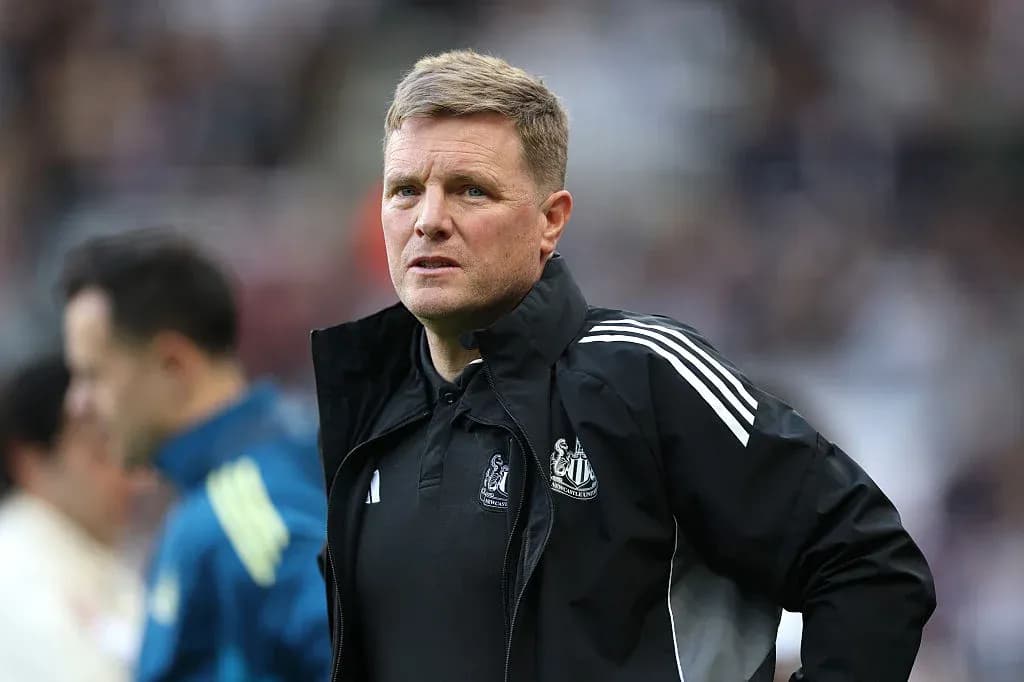 Entraîneur de Newcastle sur le banc pendant le match
