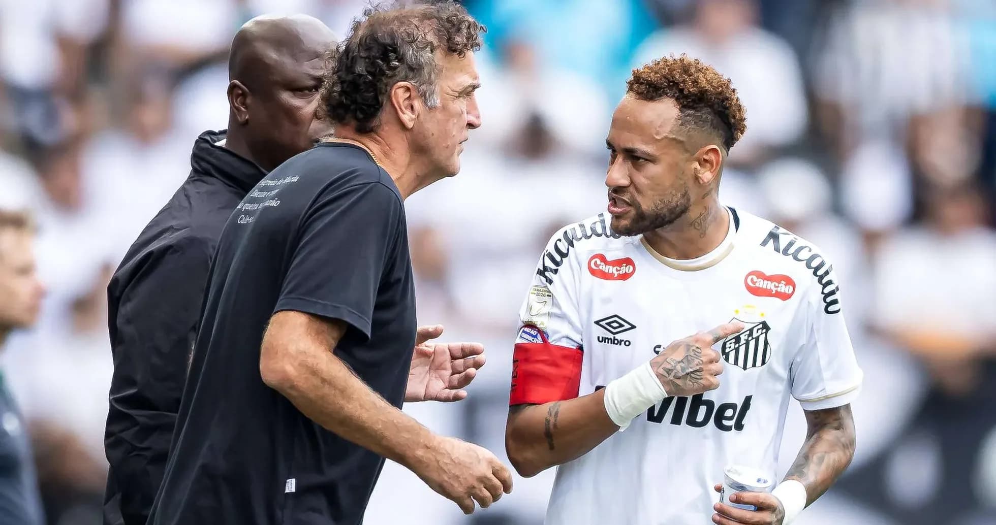 Neymar discutant avec l'entraîneur de Santos