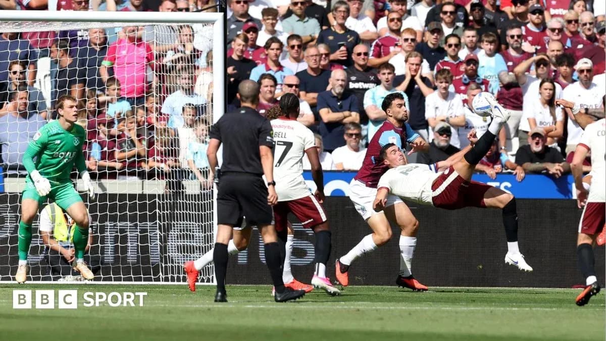Joueur effectuant une retournée acrobatique au but