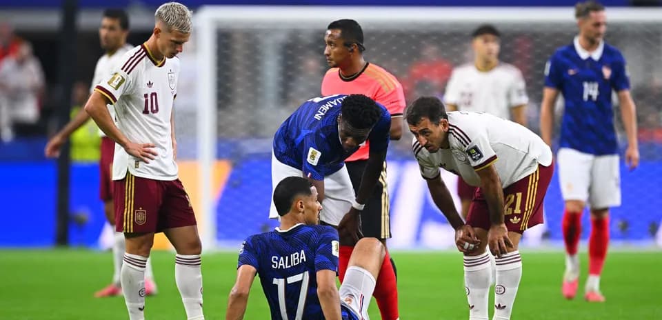 Joueurs français et espagnols s'occupent de Saliba