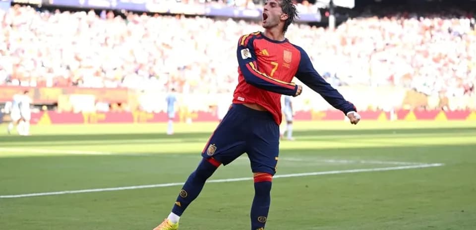Joueur espagnol célébrant un but sur le terrain