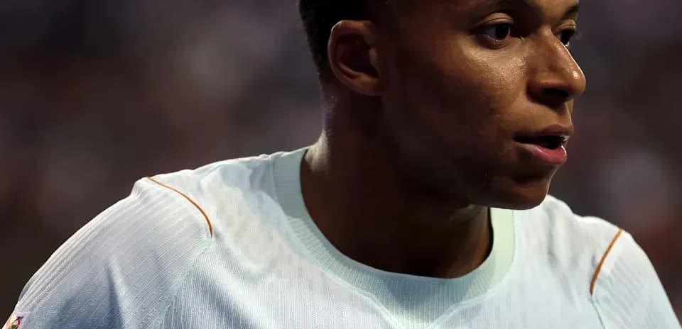 Joueur en action durant un match de football