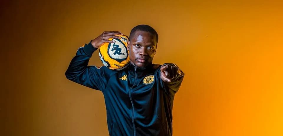 Joueur de football avec un ballon sur l'épaule