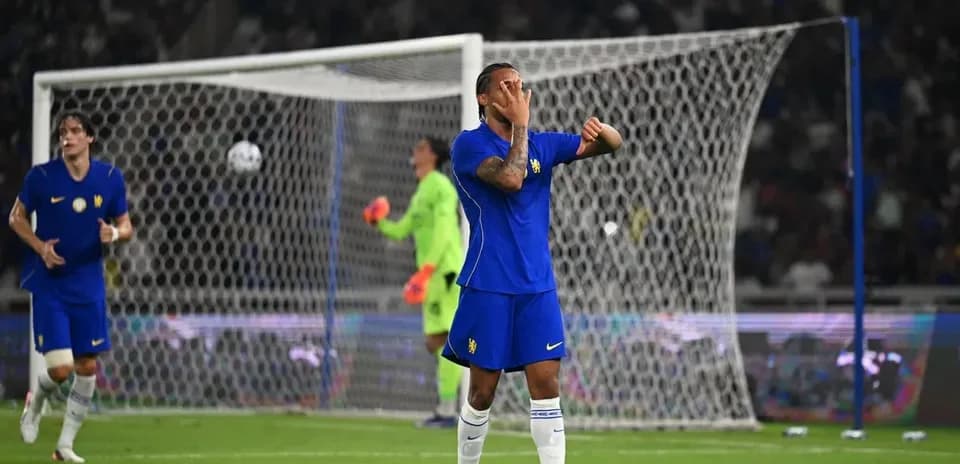 Joueur en bleu réagissant après une occasion manquée