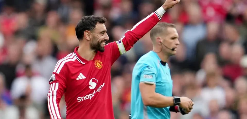 Bruno Fernandes célébrant avec l'arbitre lors d'un match