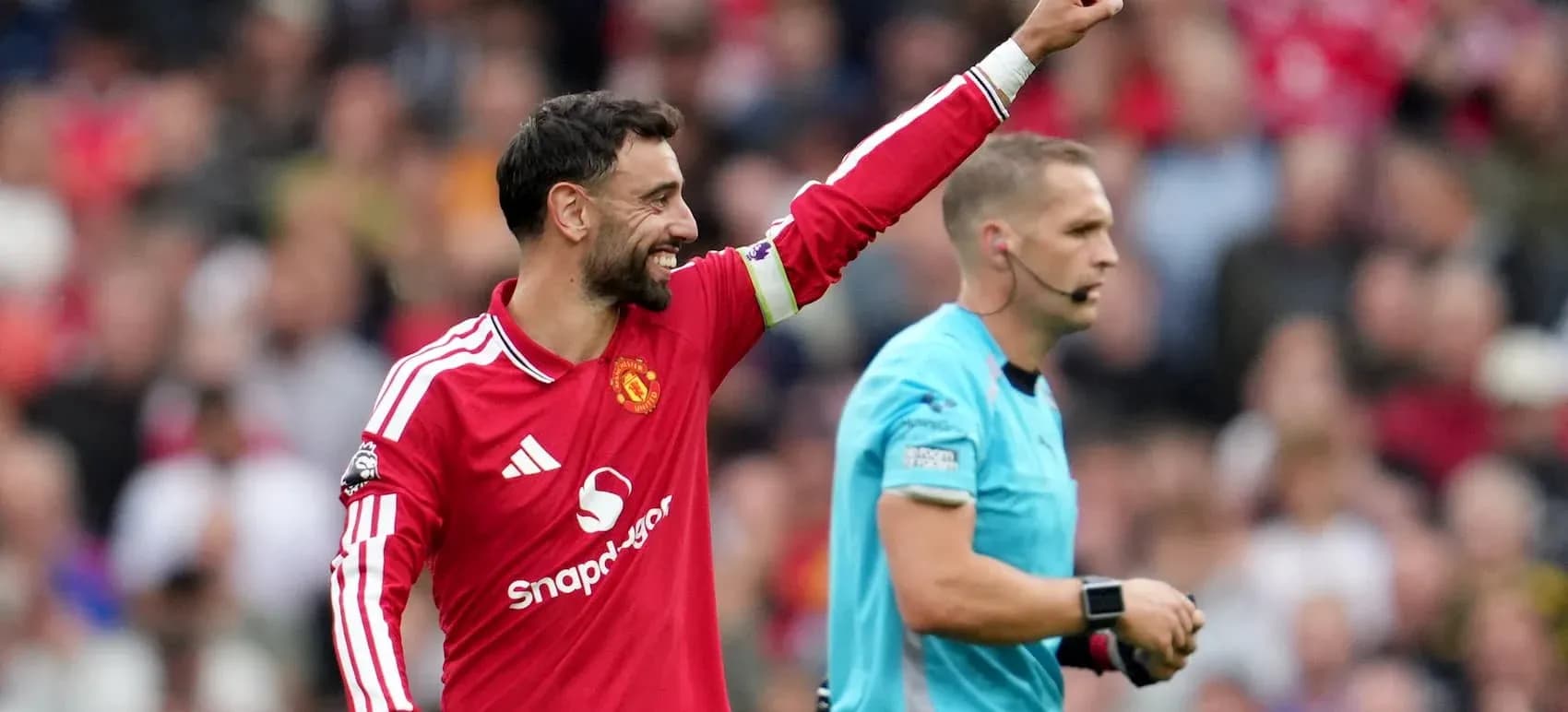 Bruno Fernandes célébrant avec l'arbitre lors d'un match