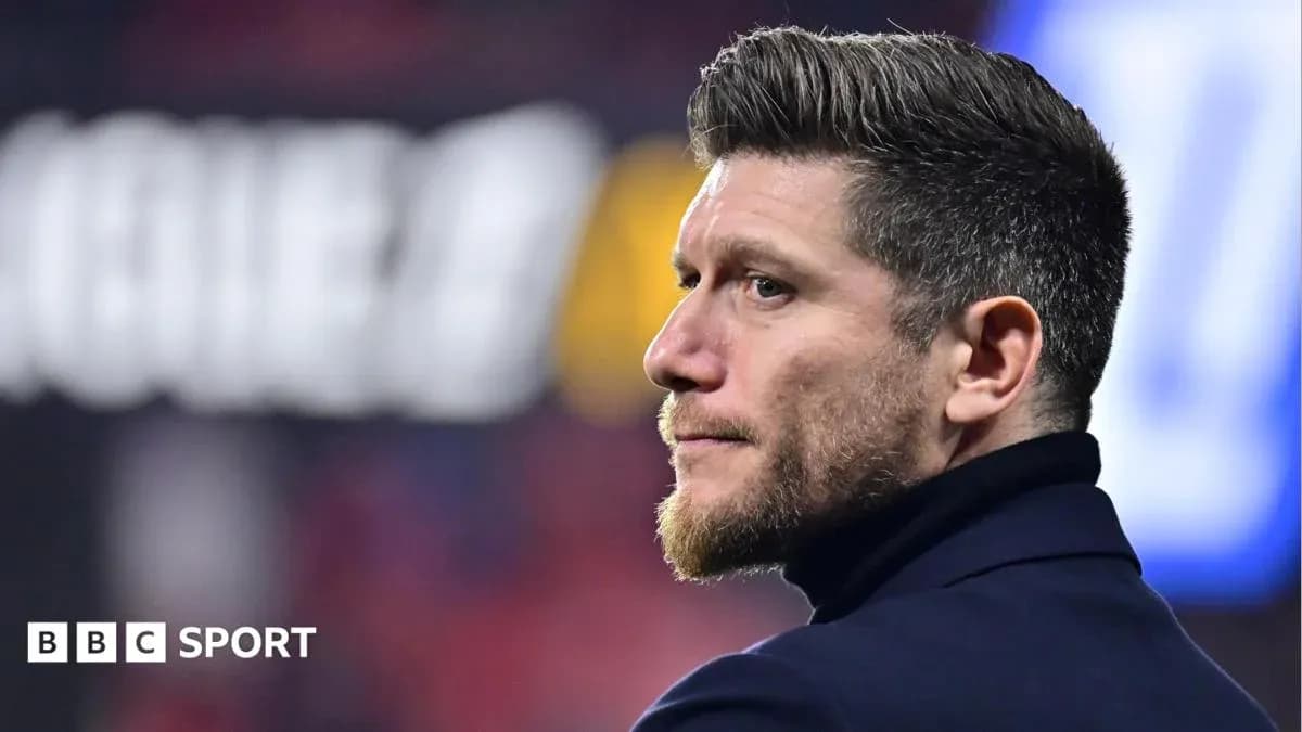 Entraîneur observant le match depuis la touche