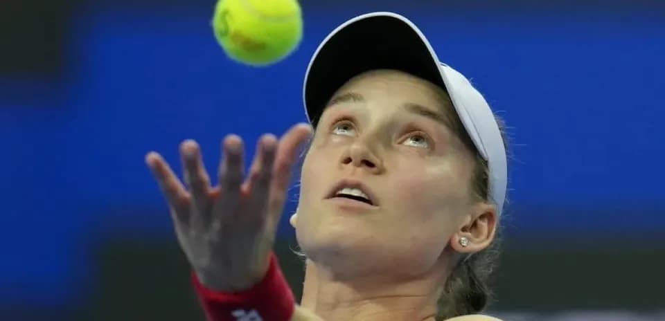 Joueuse de tennis servant avec une balle au-dessus